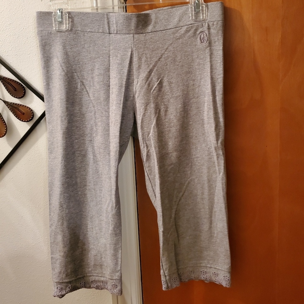Gray capri leggings with lace detail - med